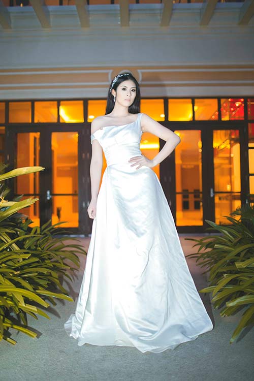 Ngọc Hân lộng lẫy dự tiệc với váy quot;cây nhà lá vườnquot; - 2
