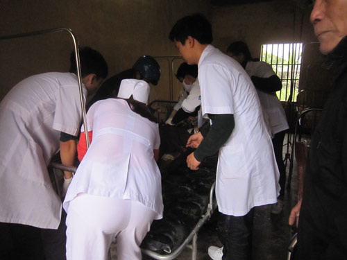 Xe khách đấu đầu xe tải, hàng chục người thương vong - 8