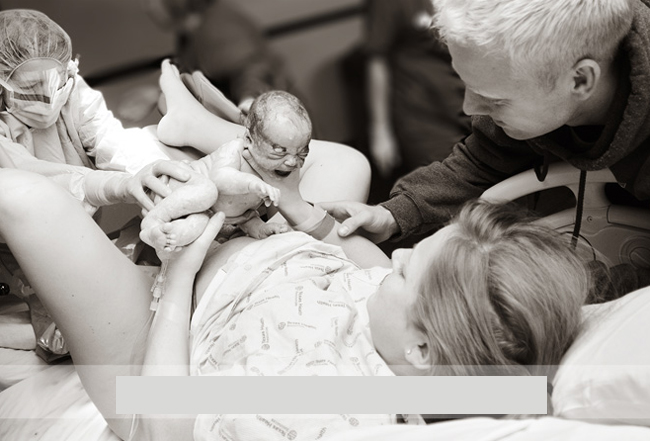 Sau 13 giờ khi bé trai chào đời, bé gái đã chào đời an toàn bằng phương pháp sinh thường. Điều đặc biệt là người mẹ đã được tự tay đỡ con chào đời với sự hỗ trợ của chồng và các y bác sĩ.
