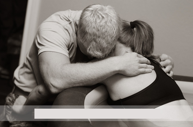 Khi những cơn đau đẻ lên đến đỉnh điểm, người vợ ôm lấy chồng để tiếp thêm sức mạnh.
