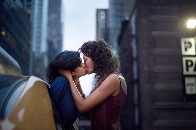 Một nụ hôn đồng giới ngọt lịm khiến người nhìn mê đắm.
