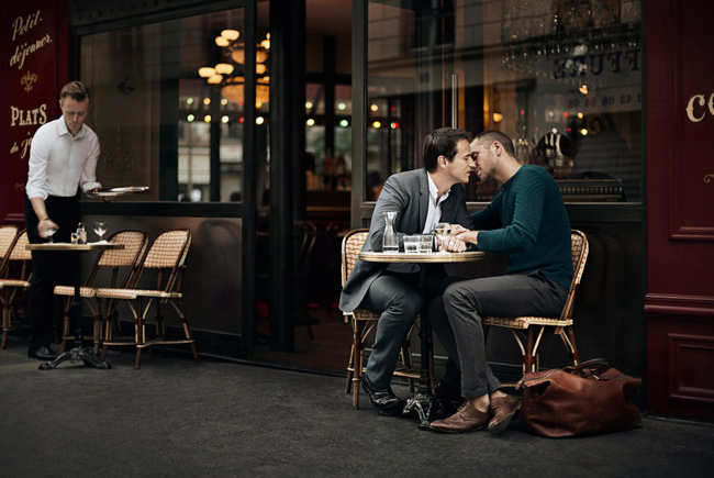 Một nụ hôn ngọt ngào giữa quán cà phê... Hương vị tình yêu thật nồng nàn.
