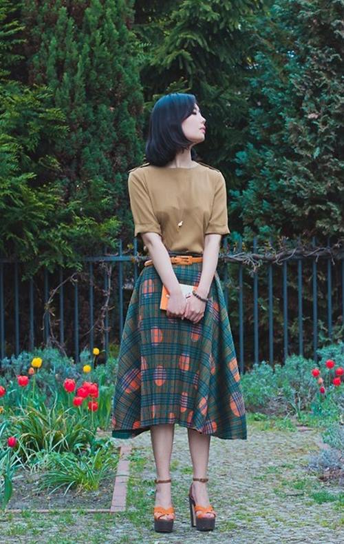 Cô gái mặc váy xẻ tà để lộ nội y khi đi lễ chùa khiến cộng đồng mạng liên  tục ''ném đá''