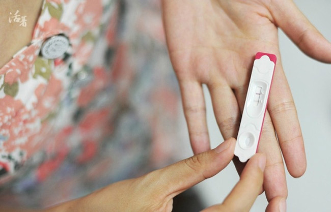 Ngày thứ 30, bố mẹ như 'phát điên' vì sung sướng khi thấy hai vạch đỏ xuất hiện trên chiếc que thử thai. 
