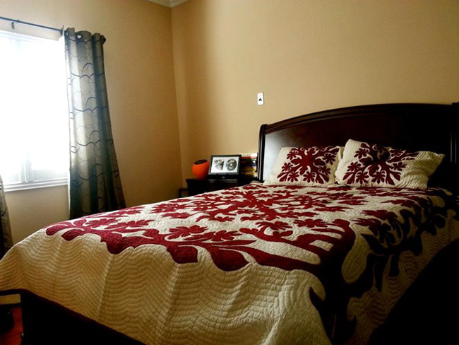 Phòng ngủ của Quang Lê không bày biện gì nhiều nên anh chọn bộ giường ngủ có họa tiết màu đỏ giúp căn phòng tươi tắn hơn.
