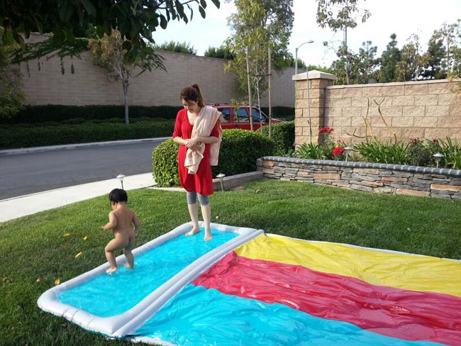 Thảm cỏ xanh trước nhà là không gian lý tưởng cho những trò chơi nước thú vị cùng các con.
