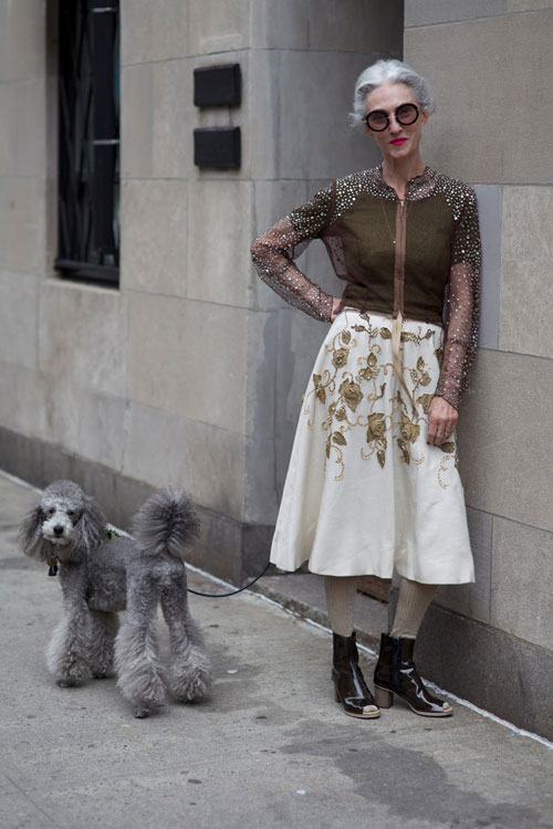 Xuýt xoa phong cách ngọt ngào của quý bà U70 - 1