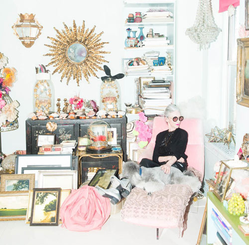 Đắm chìm trong tủ đồ lãng mạn của quý bà U70 - 13