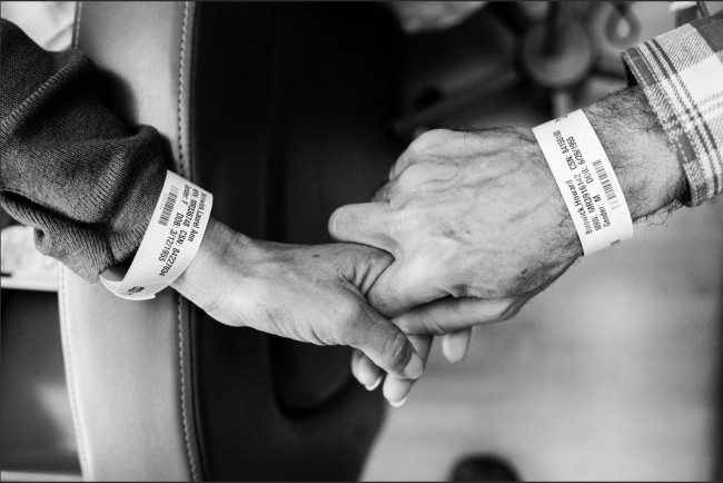 Hai vợ chồng đã có một “chiếc vòng hôn nhân” mới: Vòng tay y tế. Họ luôn nắm chặt tay nhau và sống nốt những ngày cuối cùng của mình trong hạnh phúc.
