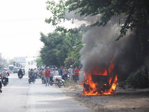Xe 7 chỗ bốc cháy, tài xế bỏng nặng - 1