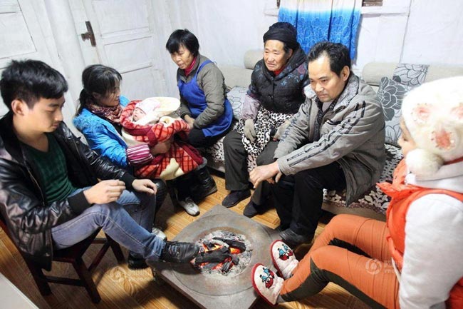 Rất nhiều hàng xóm xung quanh sang chia vui cùng gia đình và thăm cô công chúa bé nhỏ của anh Lưu Nghĩa Nam.
