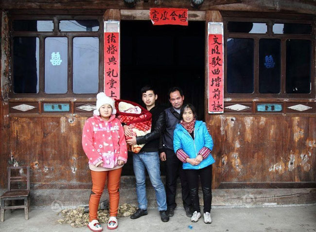 Gia đình ba thế hệ của Tiểu Thanh Thanh lần đầu tiên chụp ảnh kỉ niệm cùng nhau trước hiên nhà. 
