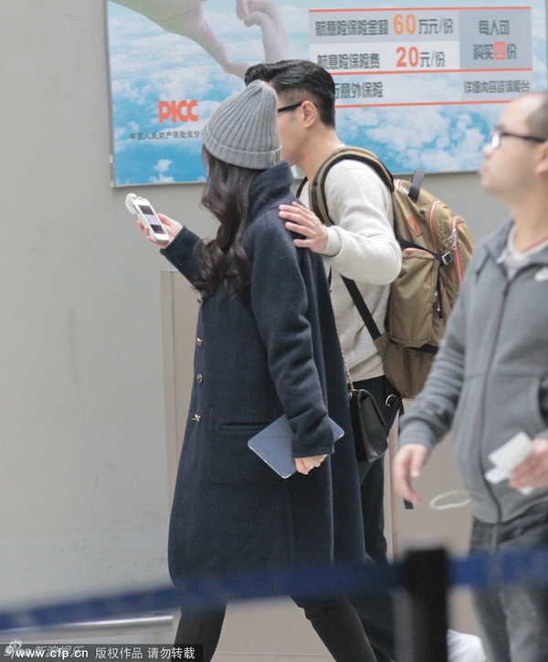 Lưu Khải Uy cẩn thận chăm vợ bầu Dương Mịch - 1