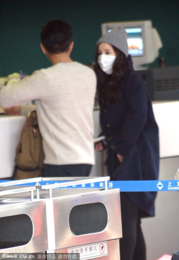 Lưu Khải Uy cẩn thận chăm vợ bầu Dương Mịch - 2