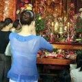 Thời trang - Chị em lễ chùa: Đừng 'phô' da trần