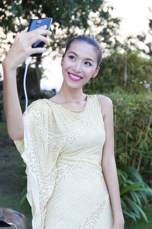 Siêu mẫu Khánh Ngọc sexy với váy xẻ sâu - 15