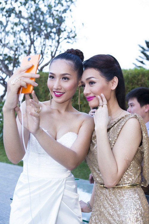 Siêu mẫu Khánh Ngọc sexy với váy xẻ sâu - 13