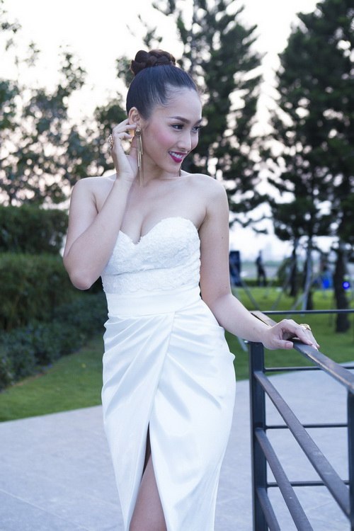 Siêu mẫu Khánh Ngọc sexy với váy xẻ sâu - 2