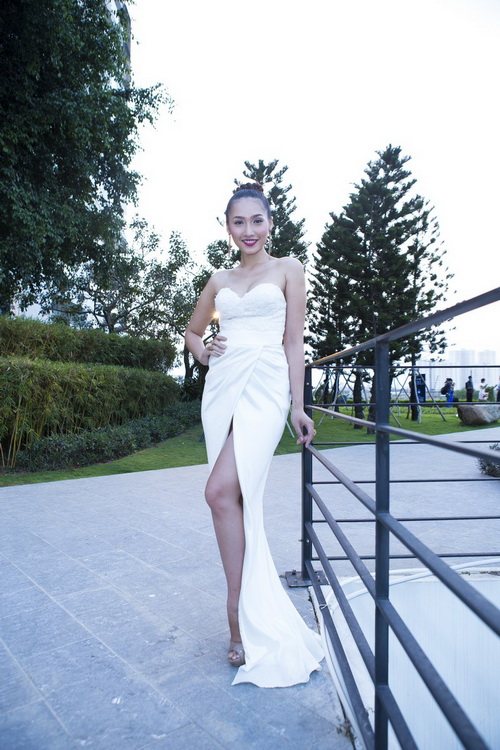 Siêu mẫu Khánh Ngọc sexy với váy xẻ sâu - 3