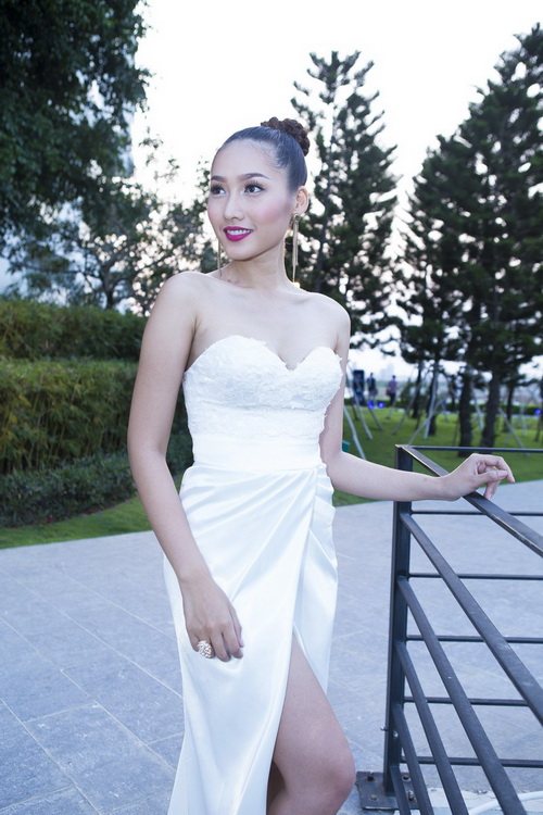 Siêu mẫu Khánh Ngọc sexy với váy xẻ sâu - 4