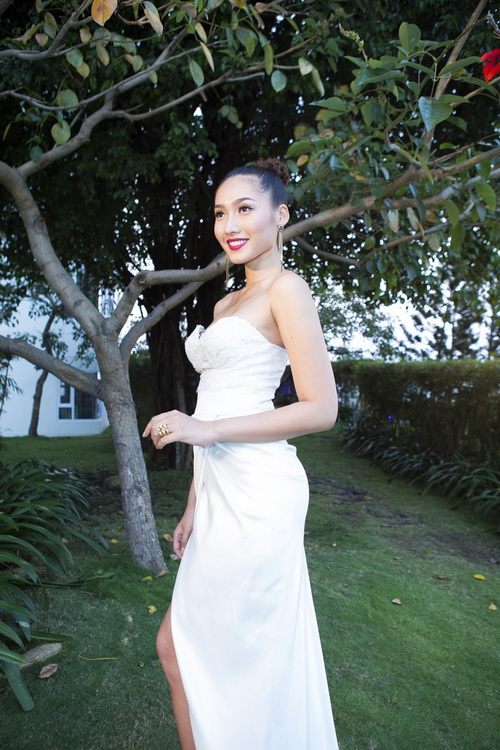 Siêu mẫu Khánh Ngọc sexy với váy xẻ sâu - 5