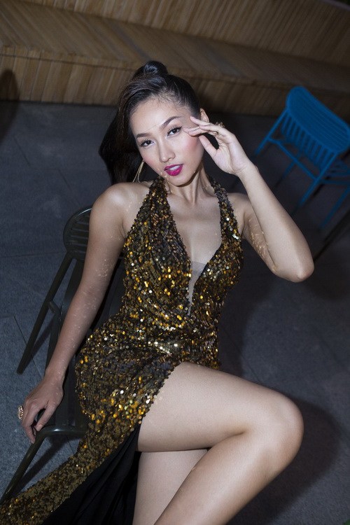Siêu mẫu Khánh Ngọc sexy với váy xẻ sâu - 9