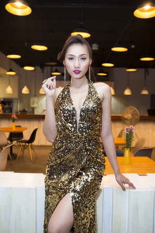 Siêu mẫu Khánh Ngọc sexy với váy xẻ sâu - 11
