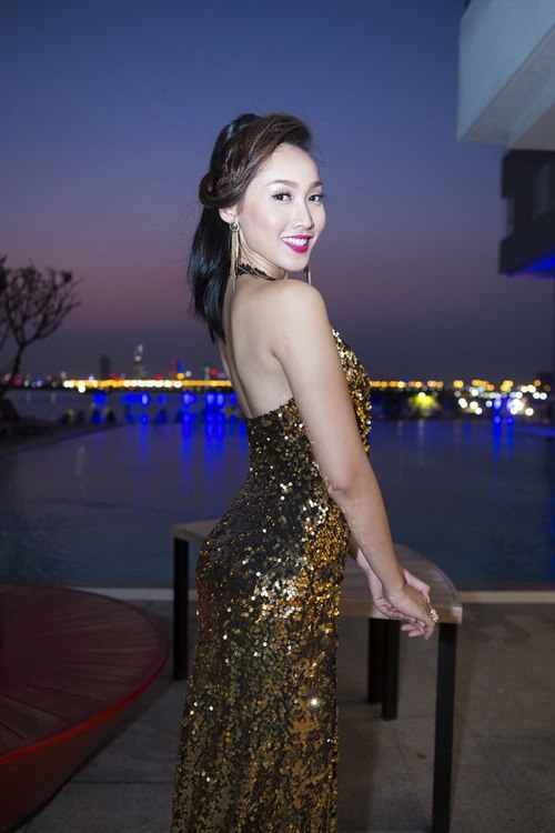 Siêu mẫu Khánh Ngọc sexy với váy xẻ sâu - 12