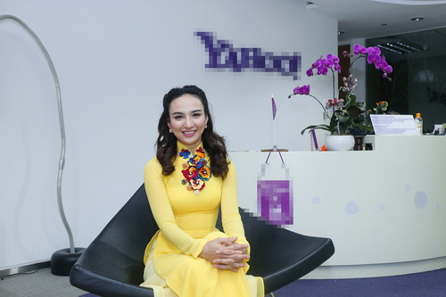 HH Ngọc Diễm cởi áo bán nude khoe chữ - 1