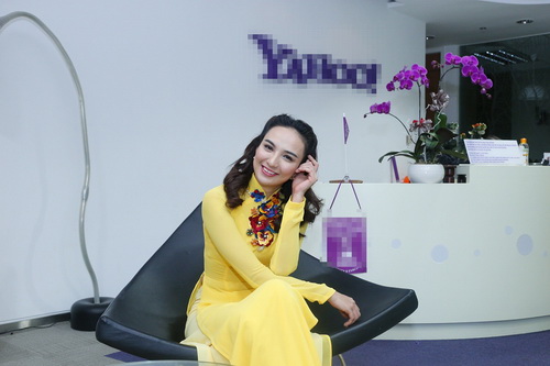 HH Ngọc Diễm cởi áo bán nude khoe chữ - 2
