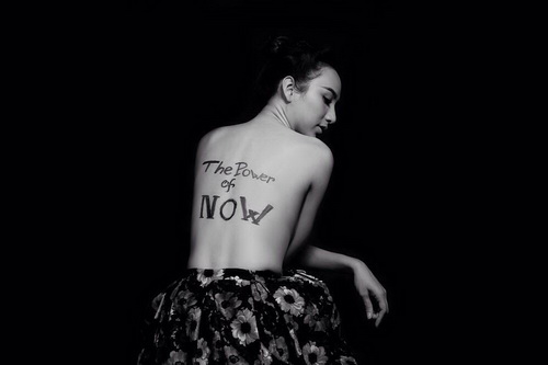 HH Ngọc Diễm cởi áo bán nude khoe chữ - 8