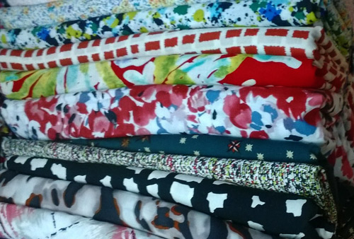 Dạo chợ Hôm: Muôn vải đẹp may váy midi - 8