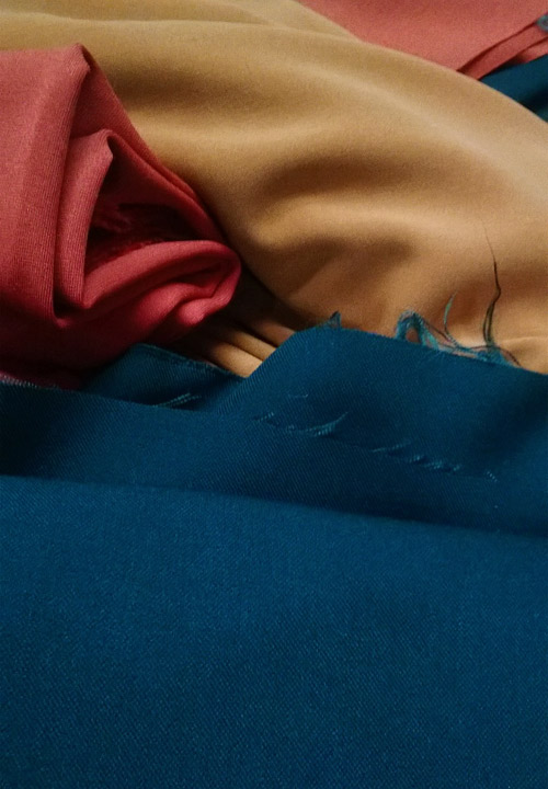 Dạo chợ Hôm: Muôn vải đẹp may váy midi - 4