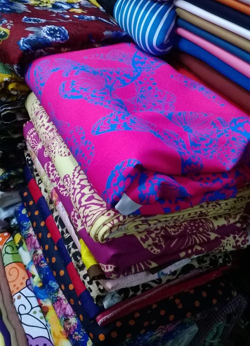 Dạo chợ Hôm: Muôn vải đẹp may váy midi - 7