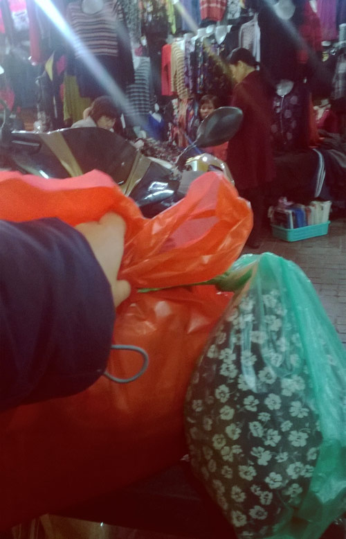 Dạo chợ Hôm: Muôn vải đẹp may váy midi - 9