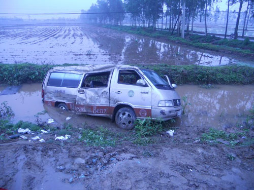 Hưng Yên: Xe đón dâu gặp nạn, hai người chết - 1