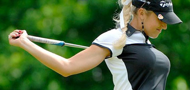 Cũng giống Simona Halep, nữ vận động viên chơi golf Vanessa của Ba Lan cũng bị ảnh hưởng tới thành tích thể thao của mình vì vòng 1 lớn. 
