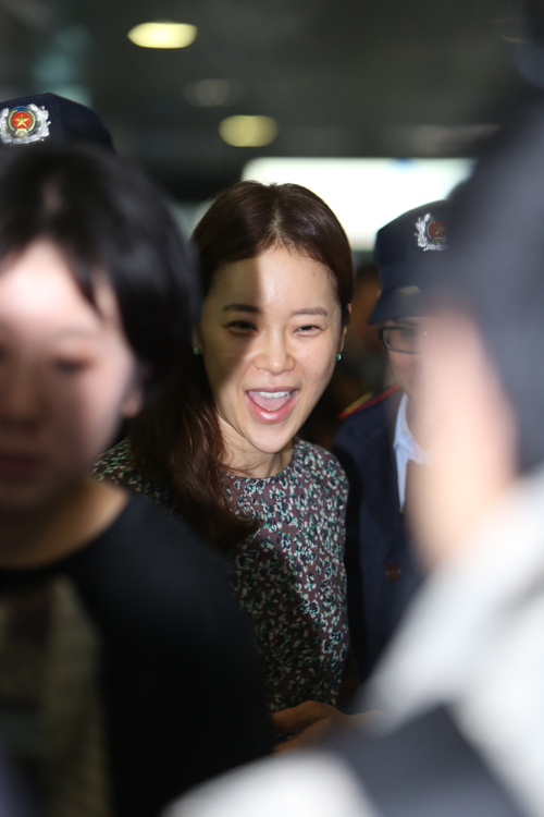 Baek Ji Young mệt mỏi tại sân bay Nội Bài - 10
