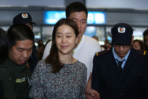 Baek Ji Young mệt mỏi tại sân bay Nội Bài - 11