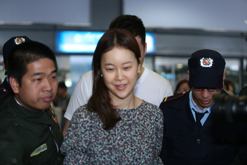 Baek Ji Young mệt mỏi tại sân bay Nội Bài - 12