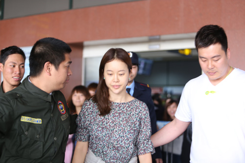 Baek Ji Young mệt mỏi tại sân bay Nội Bài - 13