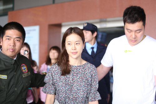 Baek Ji Young mệt mỏi tại sân bay Nội Bài - 14