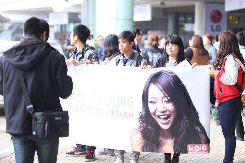 Baek Ji Young mệt mỏi tại sân bay Nội Bài - 6