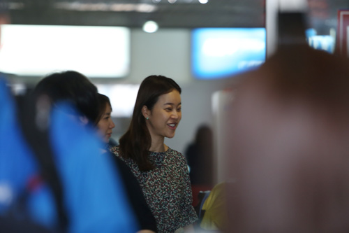 Baek Ji Young mệt mỏi tại sân bay Nội Bài - 9
