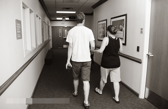 Hai vợ chồng Natalie Jane còn tranh thủ đi bộ để giảm bớt cơn đau đẻ.
