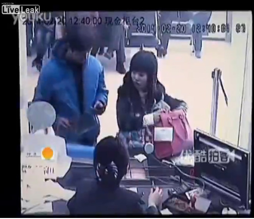 Vào ngân hàng cướp nhưng mải nghe điện thoại - 1