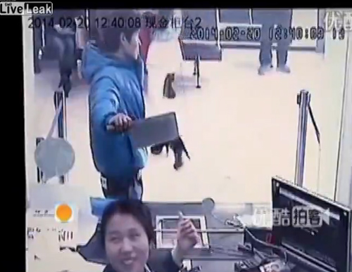 Vào ngân hàng cướp nhưng mải nghe điện thoại - 2