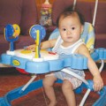 Làm mẹ - "Ngốc" mới cho bé ngồi xe tập đi?