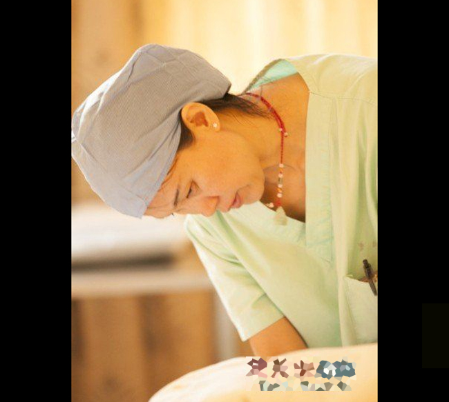 21:00: cổ tử cung của Liu Ke mở được 8 phân và cô chính thức được đưa lên bàn đẻ. Ekíp đỡ đẻ cho sản phụ cũng đã sẵn sàng.
