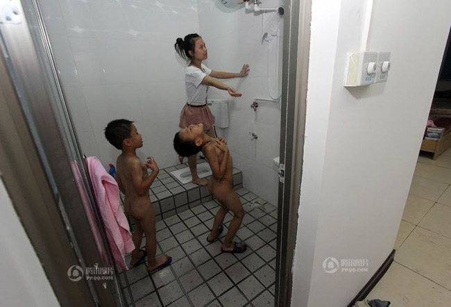 Cô giáo giúp các bé điều chỉnh nhiệt độ nước. Sau đó các bé sẽ chia thành nhóm 3 người để tắm cùng nhau. Hoạt động này có vẻ là thú vị nhất vì trẻ con thường rất thích nghịch nước. 
